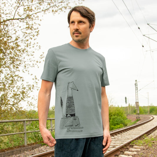 Wiesel T-Shirt für Herren als kreative Geschenkidee für Reise-Fans. Ein Mann präsentiert die Vorderansicht des hellgrauen Misty Grey Bio-Shirts mit dem lustigen Urlaubs-Motiv von vorne.
