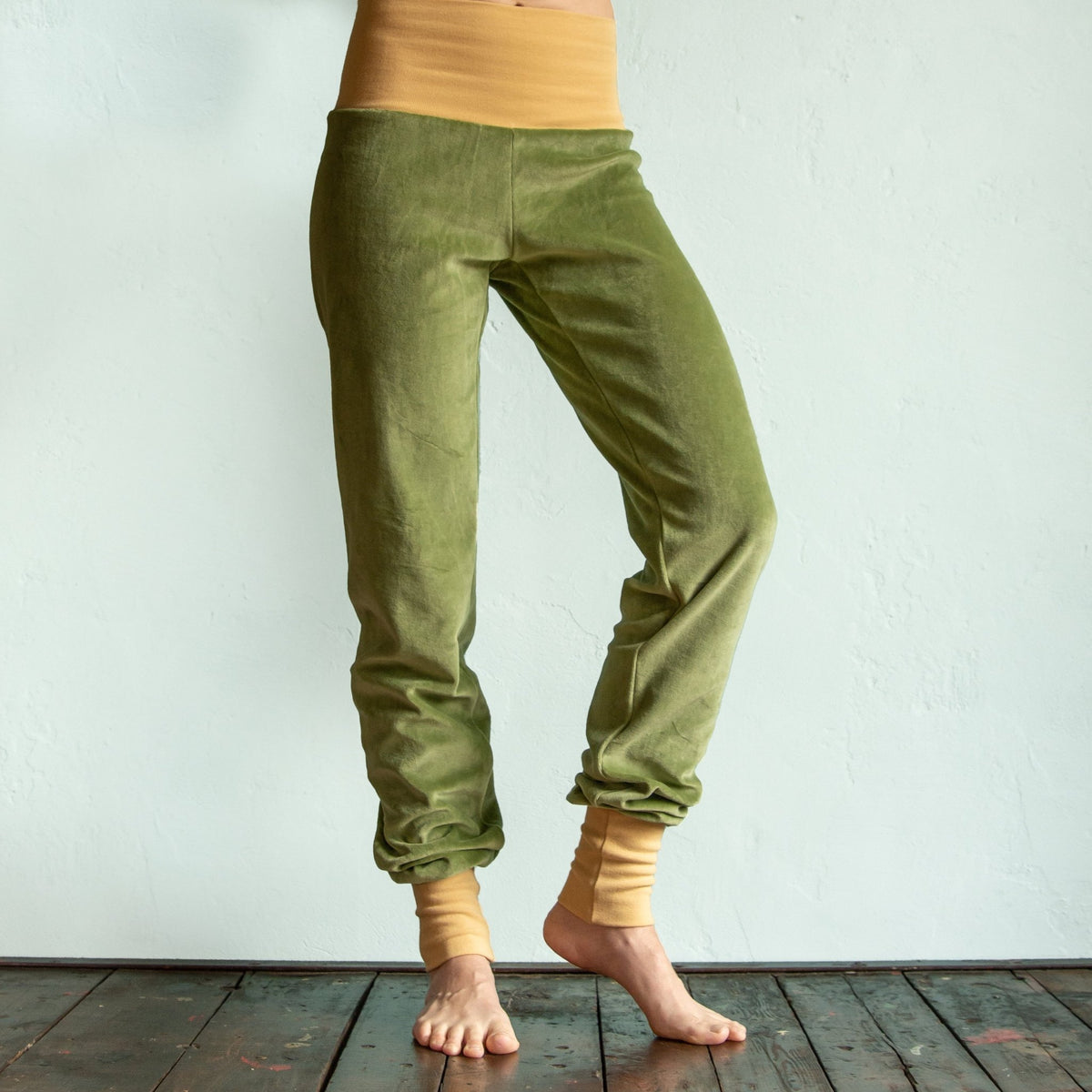 Bio Yogahose aus Nicki in moss green / light yellow S, M, L