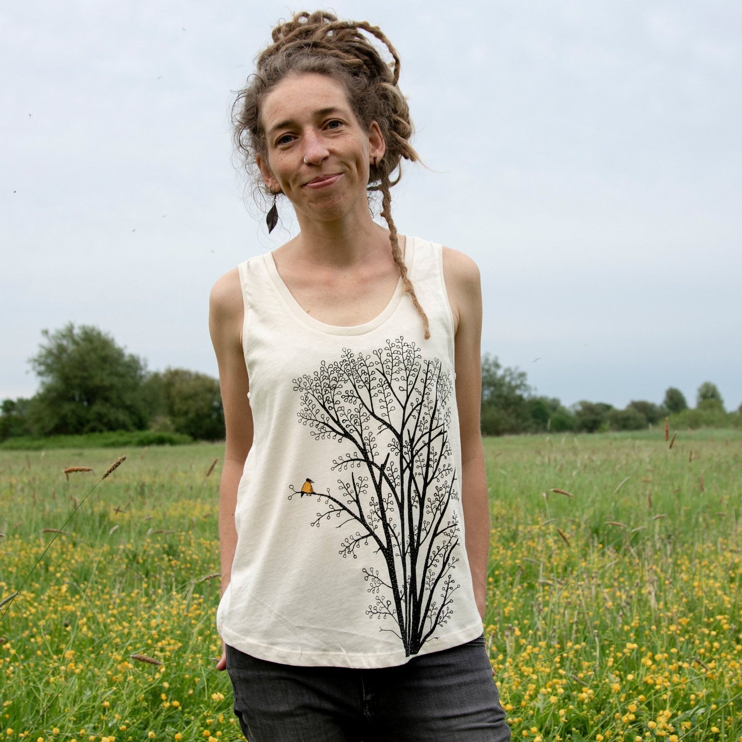 Tank Top Baum Motiv für Damen im Naturton Natural Raw. Die klassische Vorderansicht zeigt das große, detailreiche Erlenbaum-Design als hochwertigen Frontprint auf dem Bio-Trägertop.
