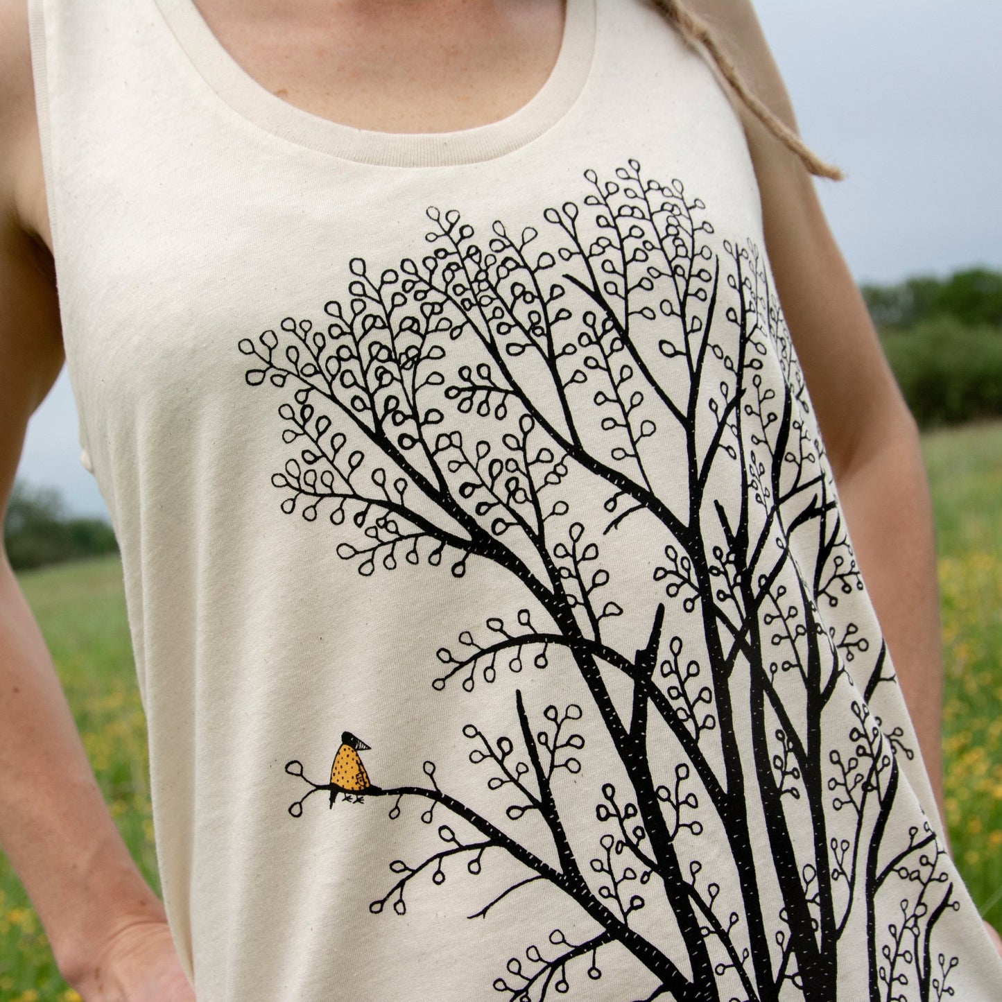 Tanktop Baum Grafik-Design in der Nahaufnahme. Detailansicht des filigranen Erlenbaum-Siebdrucks auf dem ungebleichten Bio-Stoff, handbedruckt im eigenen Atelier in Hannover.
