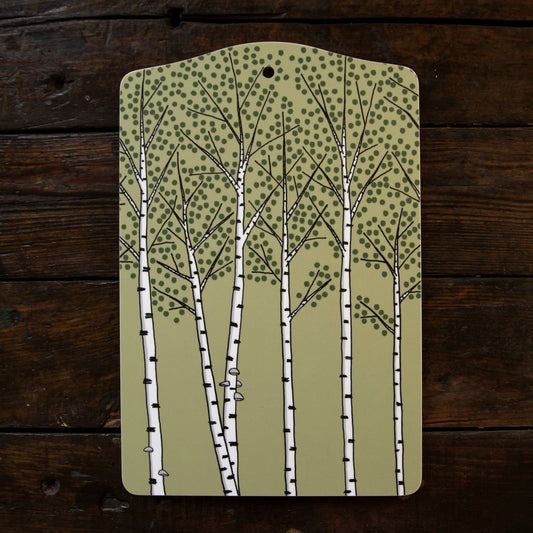 Nordisches Design Servierbrett in Grün mit Birkenwald-Motiv. Handgefertigtes großes Frühstücksbrettchen aus Holz (MDF) im botanischen Natur-Look. Stilvolles Küchenaccessoire von unserem deutsch-schwedischen Label.
