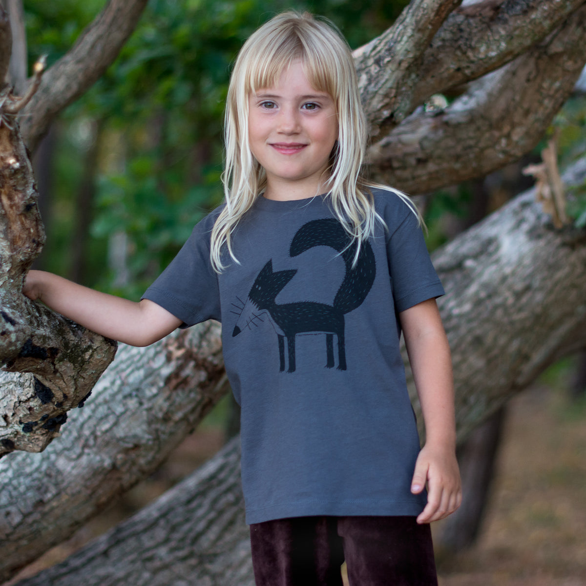 Fuchs T-Shirt für Kinder in anthrazit, getragen von einem Mädchen im Wald.