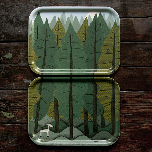 Skandinavisches Design Tablett 2er Set klein und rechteckig aus Holz. Handgefertigte Frühstücksteller „Waldboden und Baumwipfel“ mit geteiltem Tannenwald-Motiv und kleinem Rentier. Stilvolles Wohnaccessoire von unserem deutsch-schwedischen Label.