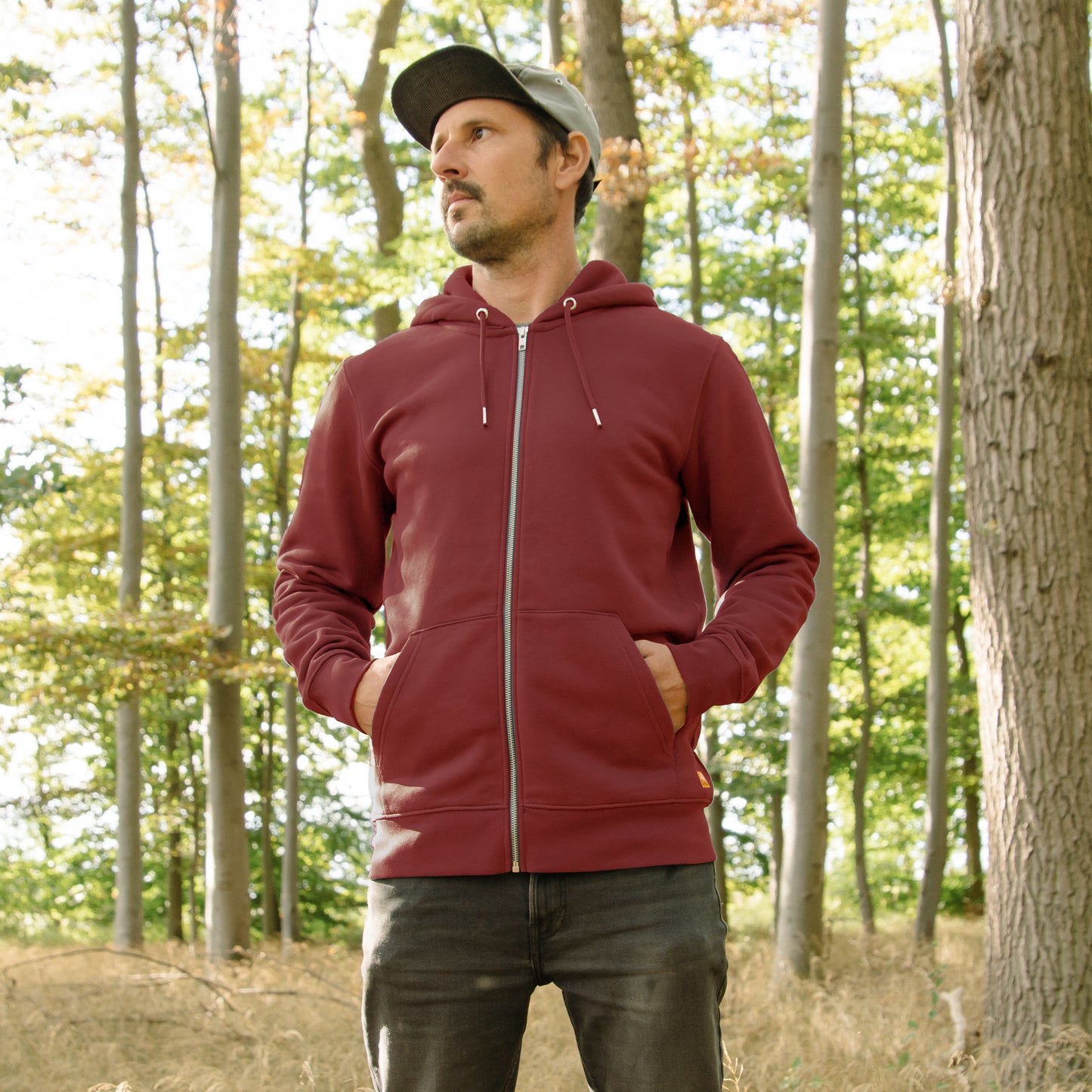 Erle mit Elster Kapuzenjacke unisex in burgundy XXS-XXL